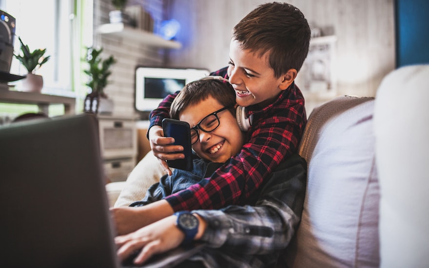 Quel premier smartphone acheter pour votre ado?