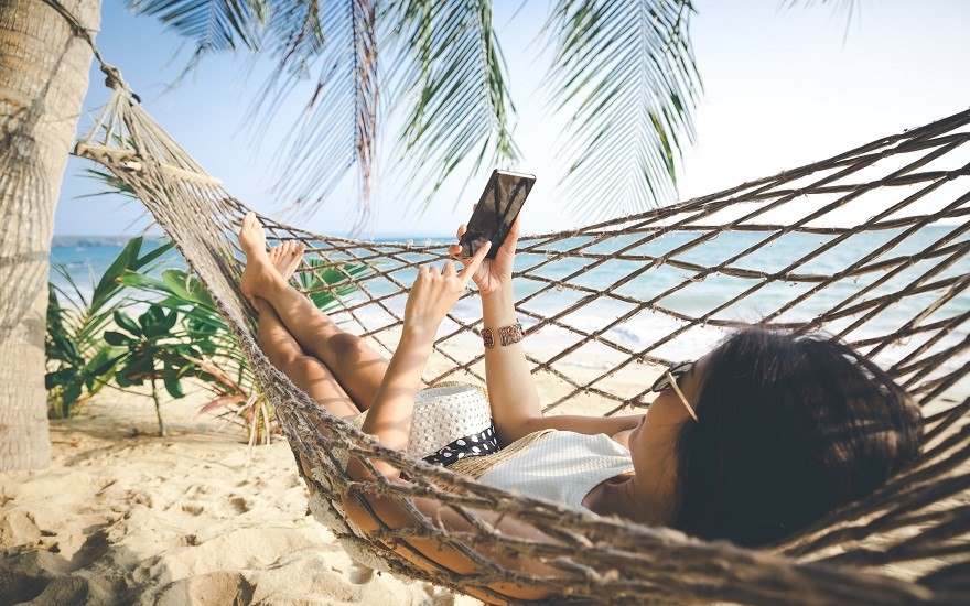 Facture mobile et voyage : nos 5 conseils pour rester connecté sans se ruiner