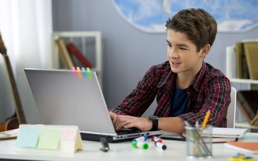 Mijn kind plukt foto’s van internet en verspreidt deze via sociale media. Mag dat?