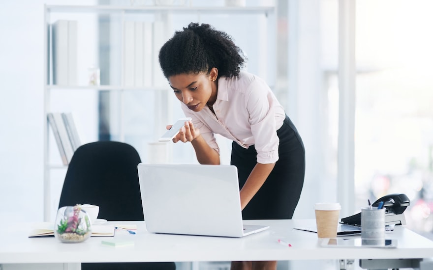 Hoe kan ik een conference call opzetten op mijn smartphone?