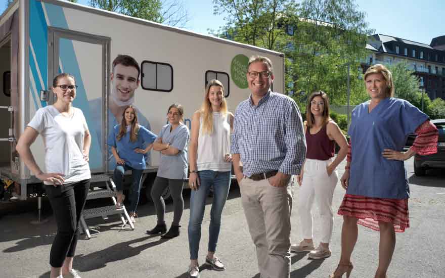 Ce dentiste vient à ses patients