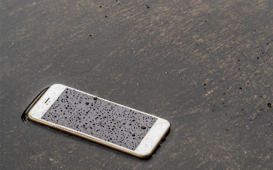 Handy ins Wasser gefallen? 5 Tipps!